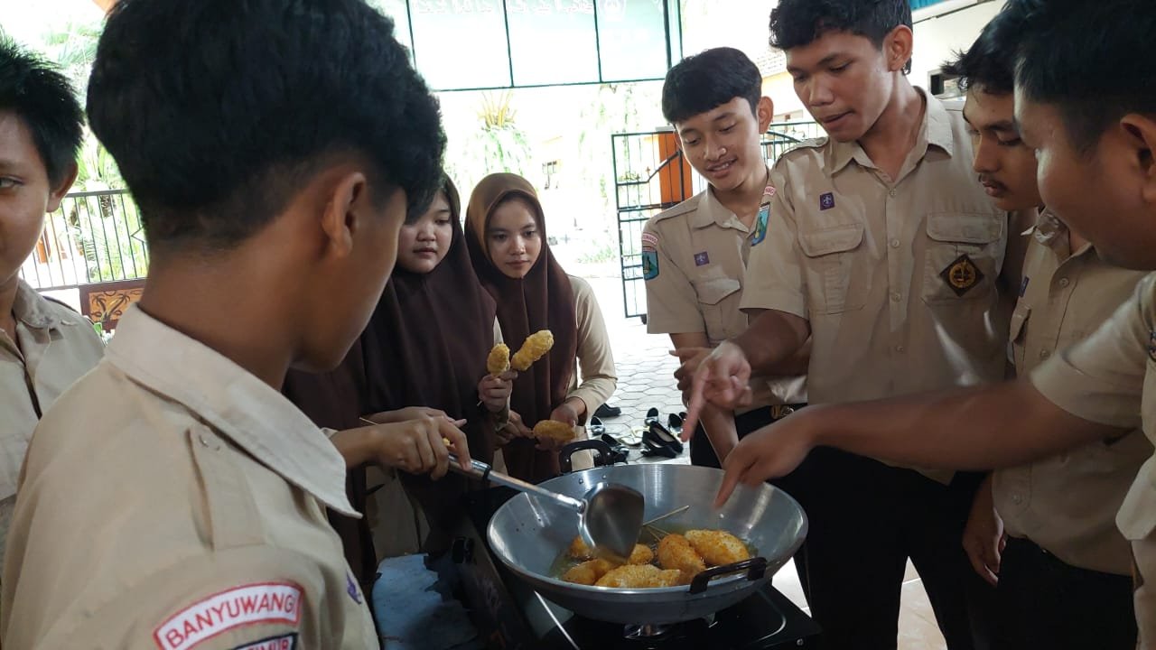 ​Kelas Double Track dimulai, Siswa MAN 3 Banyuwangi Antusias Praktik Mengelas dan Mengolah Makanan